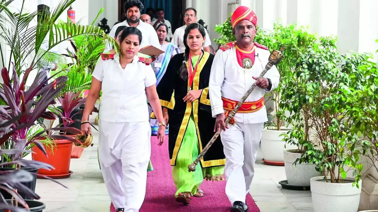 Lipstick leads to transfer of Tamil Nadu’s woman duffedar