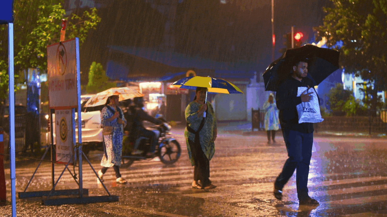 Heavy rains in Mumbai: Trains, flights disrupted; 2 killed by lightning