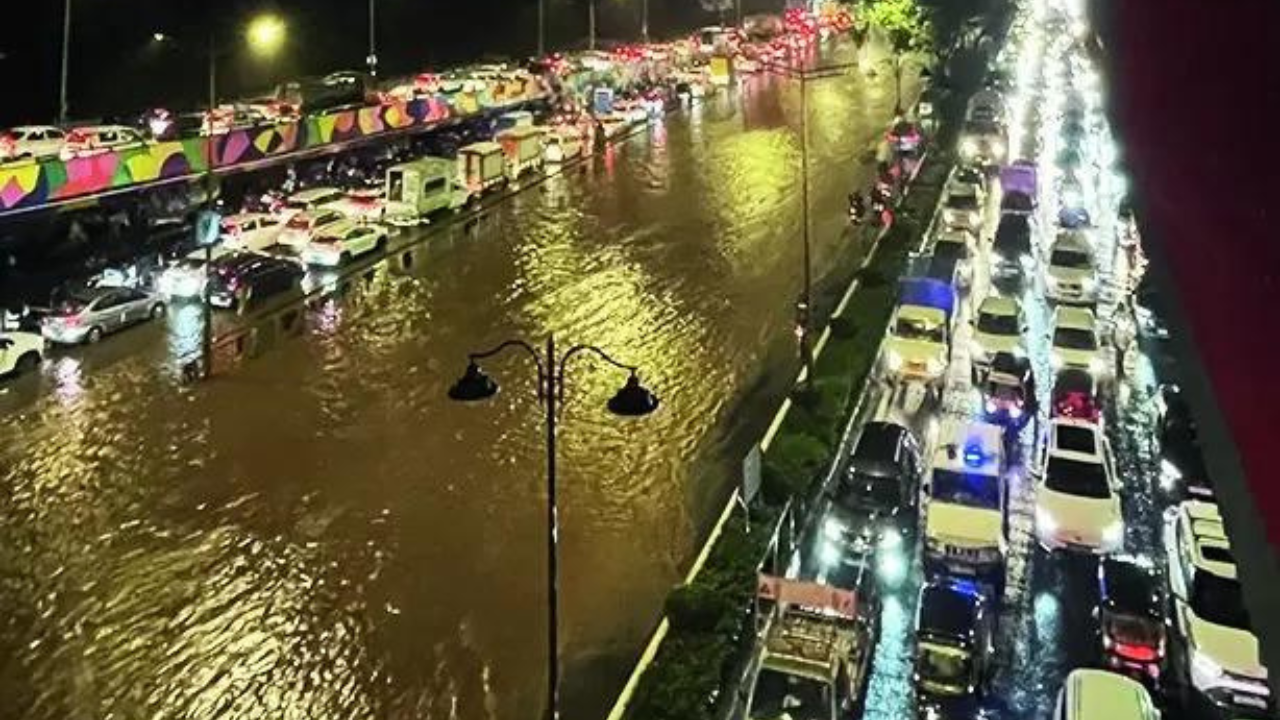 200mm rain in 5 hours swamps Mumbai, results in 4 deaths