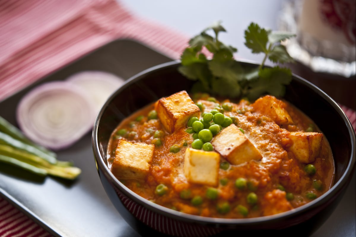 Customer Furious Over Exorbitant Shahi Paneer Bill Hurls Stones at Restaurant | Watch