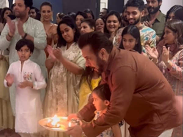 Salman Khan attends Ganesh puja at sister Arpitaâs home