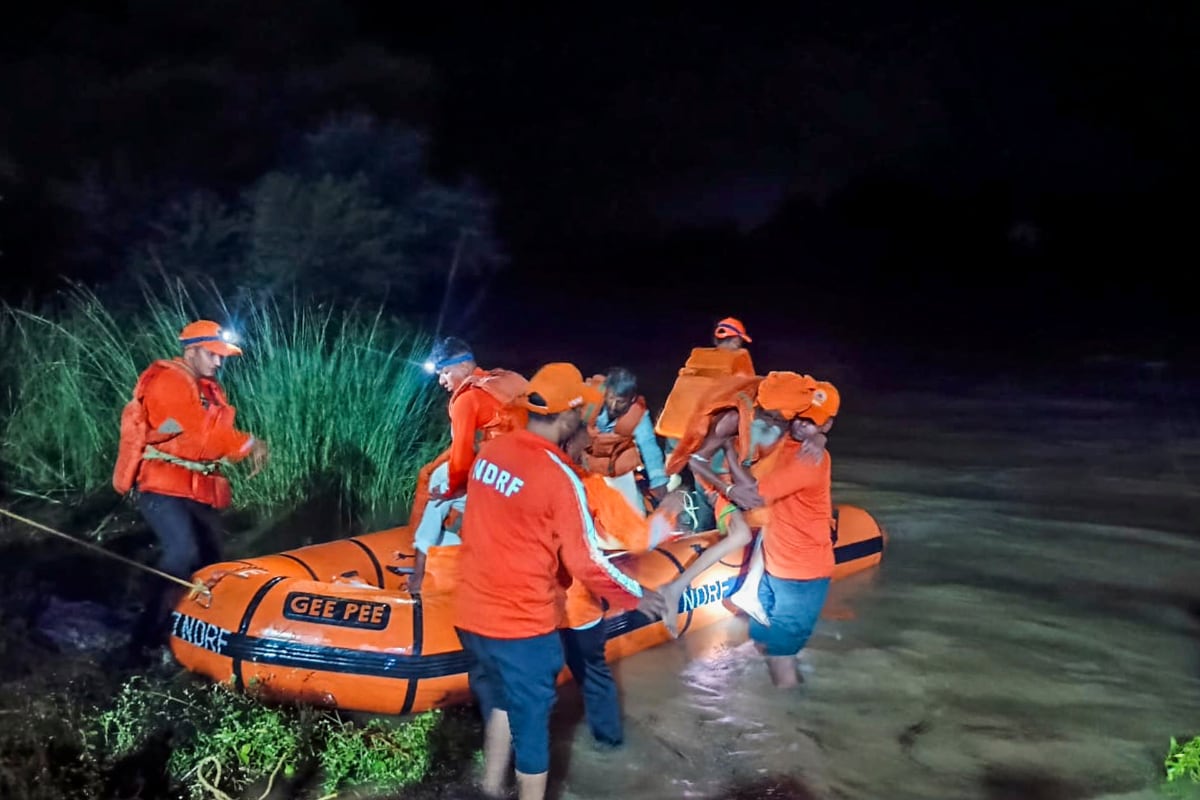 Andhra and Telangana Floods: From Chiranjeevi to Allu Arjun and Sonu Sood, Big Names Come Forward to Help