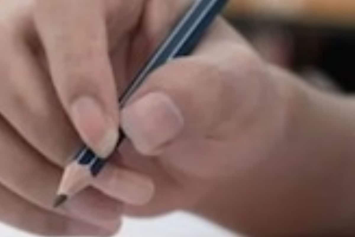 UP Police Exam Candidate Arrives With Iron Chain Around Her Waist, Says This Will Happen if Untied