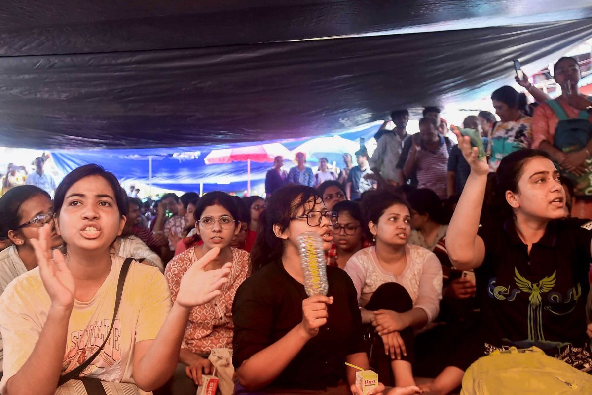 Junior Doctors Sitting On Protest Ask Kolkata Residents To Form ‘Human Chain’, BJP Announces ‘Chakka Jam’ | Updates