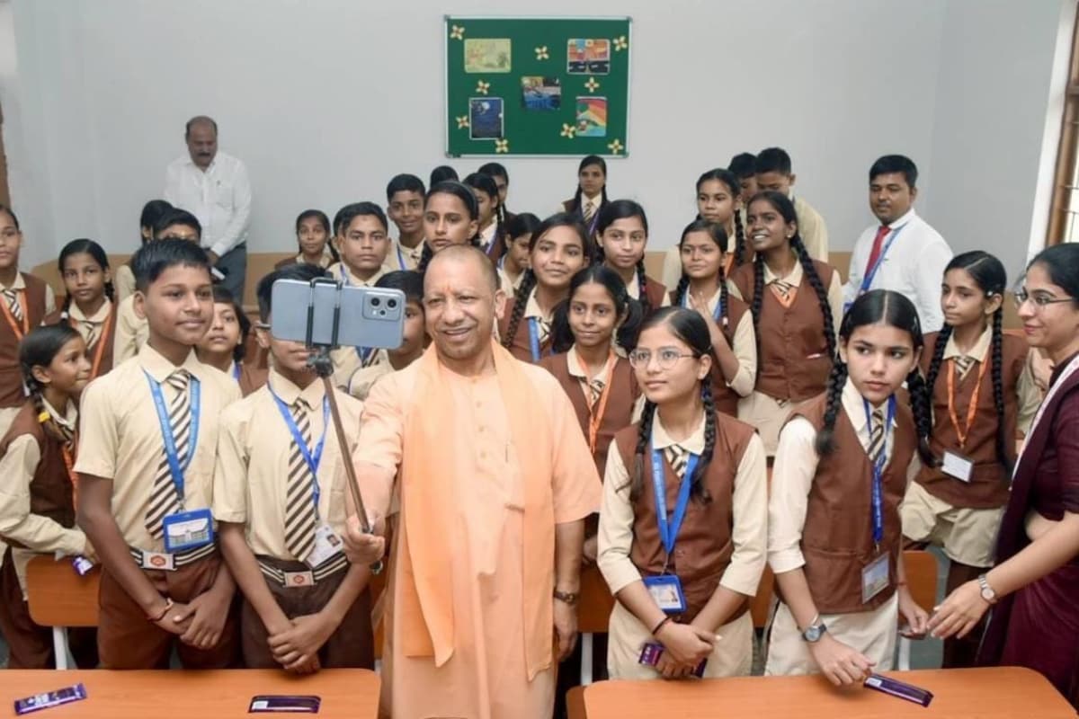 ‘Work Hard And Good Results Will Follow’: UP CM Yogi Adityanath Turns ‘Guru’ For AVS Students