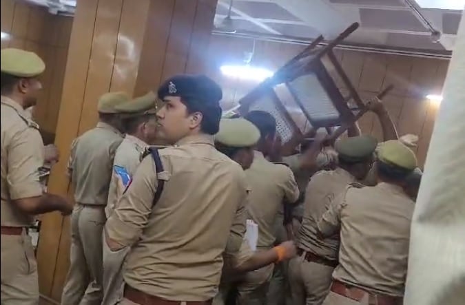 Ghaziabad Court Chaos After Judge vs Lawyer, Cops Chase Away Advocates