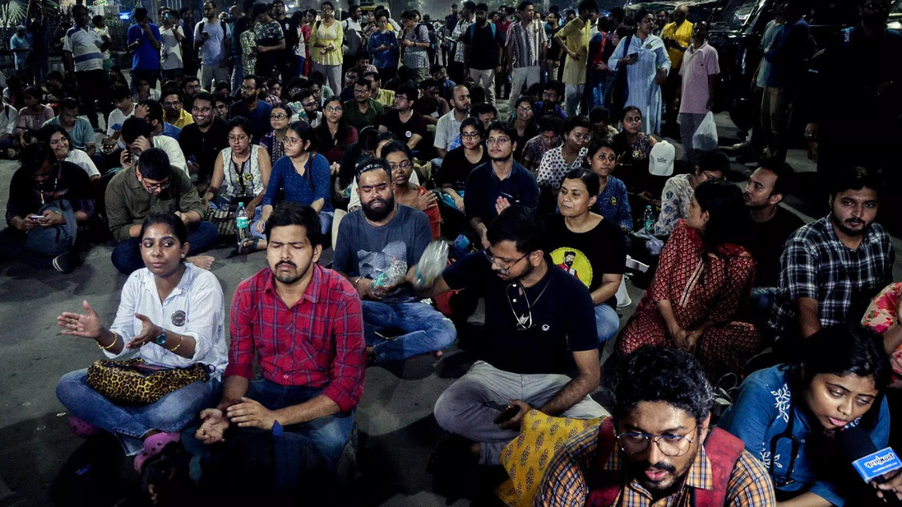RG Kar case: Protesting docs begin hunger strike against Mamata govt RG Kar case: Protesting docs begin hunger strike against Mamata govt