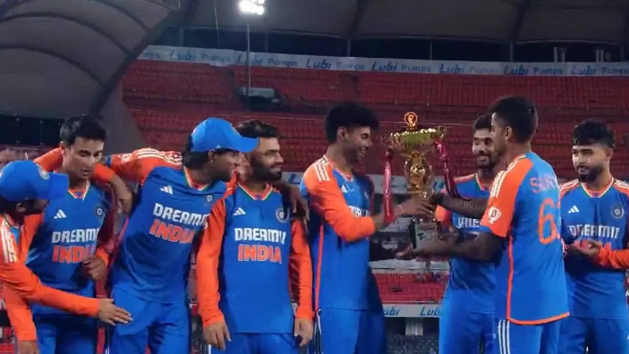 Suryakumar hands trophy to Mayank, Gambhir reacts
