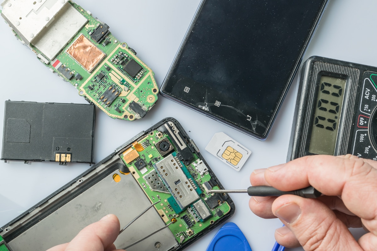 Cheap Phone Rats Out Gold Smuggler at Delhi Airport. Here’s What Happened