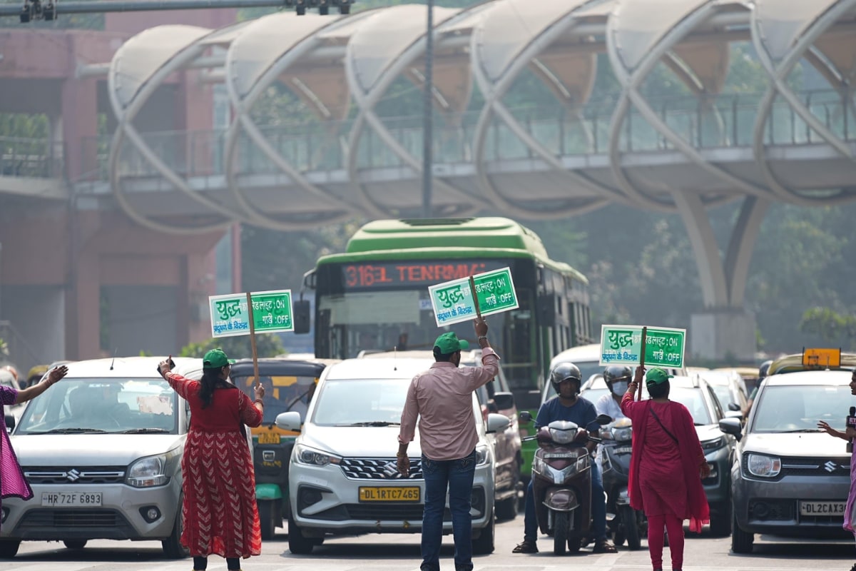 Delhi Govt Launches ‘Red Light On, Gaadi Off’ Campaign Amid Rising Pollution
