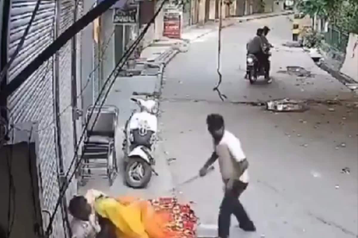 Delhi Man Brutally Thrashes Sleeping Man For ‘Don’t Urinate In Public’ Request | Video