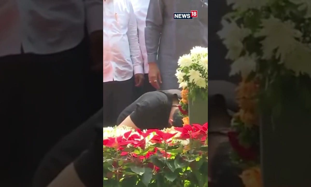 Aditya And Uddhav Thackeray Paid Tribute To Balasaheb Thackeray, The Founder Of Shiv Sena | N18S