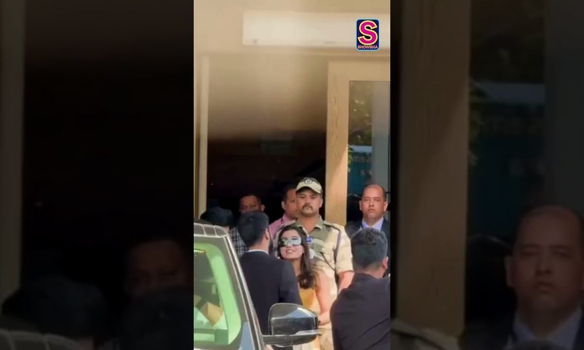 Pushpa 2 Stars Allu Arjun And Rashmika Mandanna Arrive In Style At The Airport ! | Celebrity | N18S