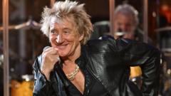 Rod Stewart to play Glastonbury’s legends slot