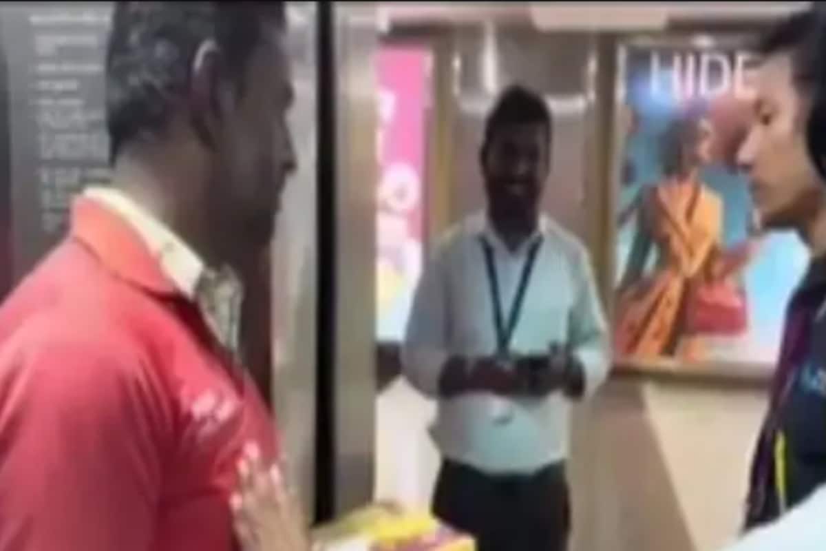 Bengaluru’s Mantri Mall Refuses To Let Food Delivery Boy Use Lift, Sparks Outrage