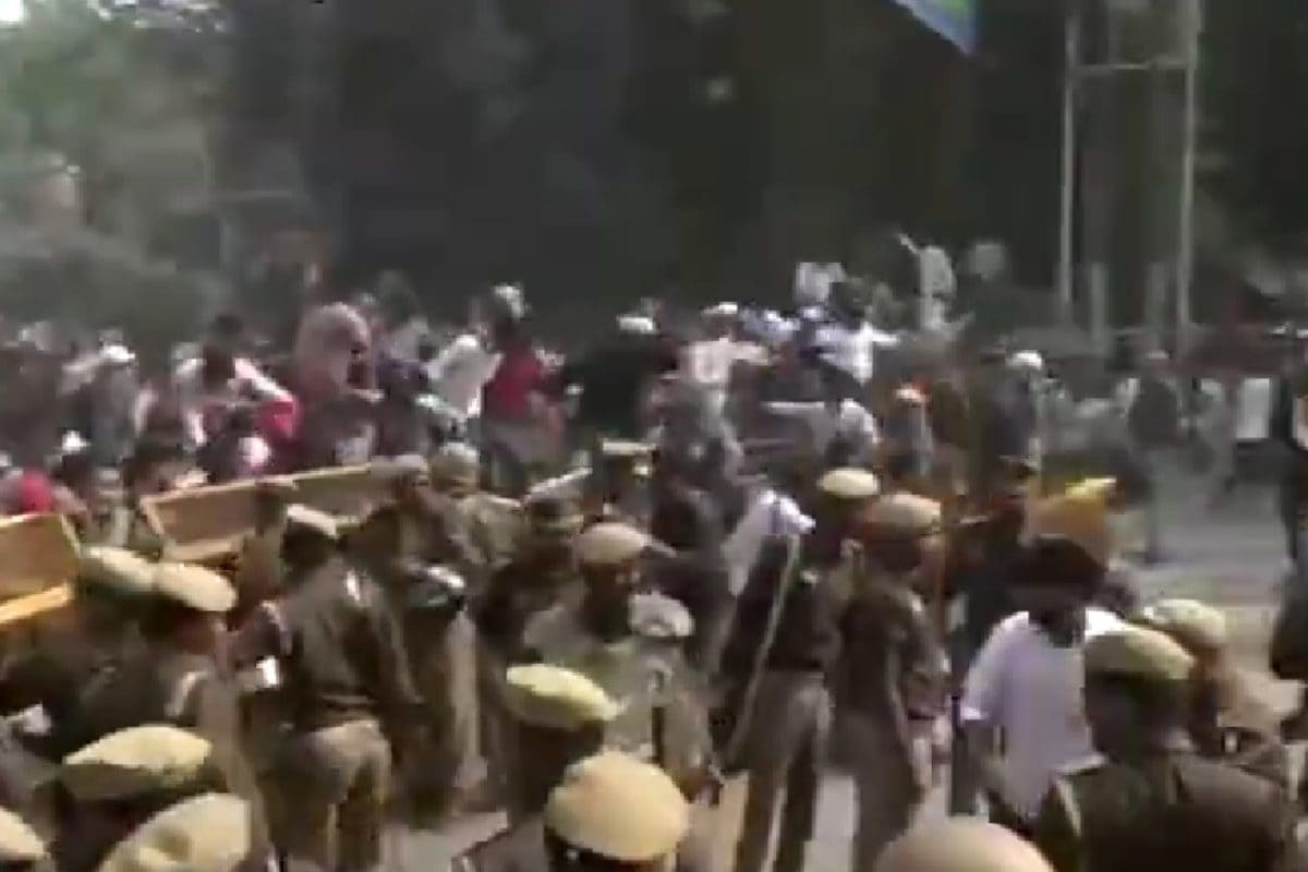 Students Break Police Barricades In Prayagraj As UPPSC Protests Enter Day 4 | Watch