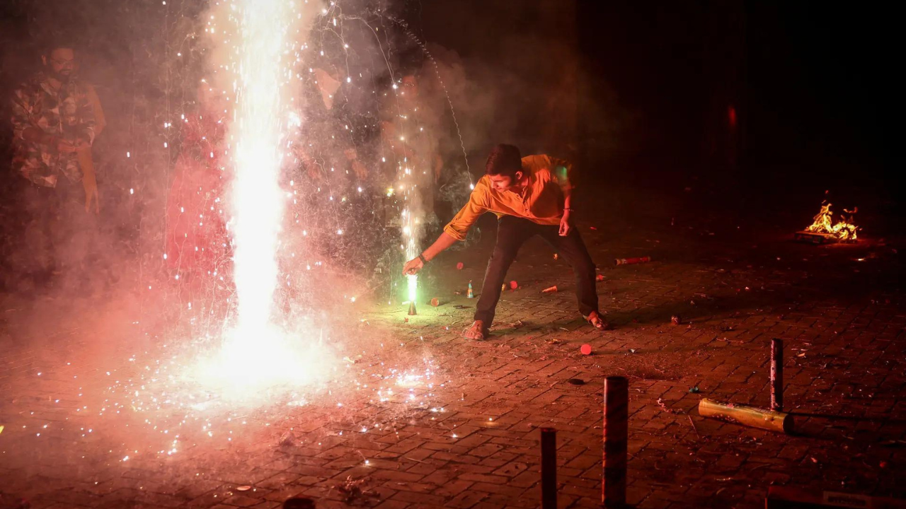 ‘Ban on firecrackers hardly implemented’: SC sends notice to Delhi police, govt