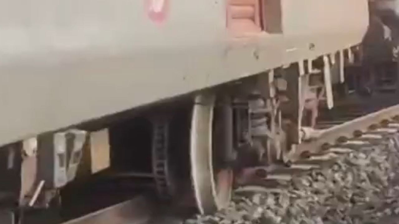 Three coaches of Secunderabad-Shalimar Express derail near Howrah