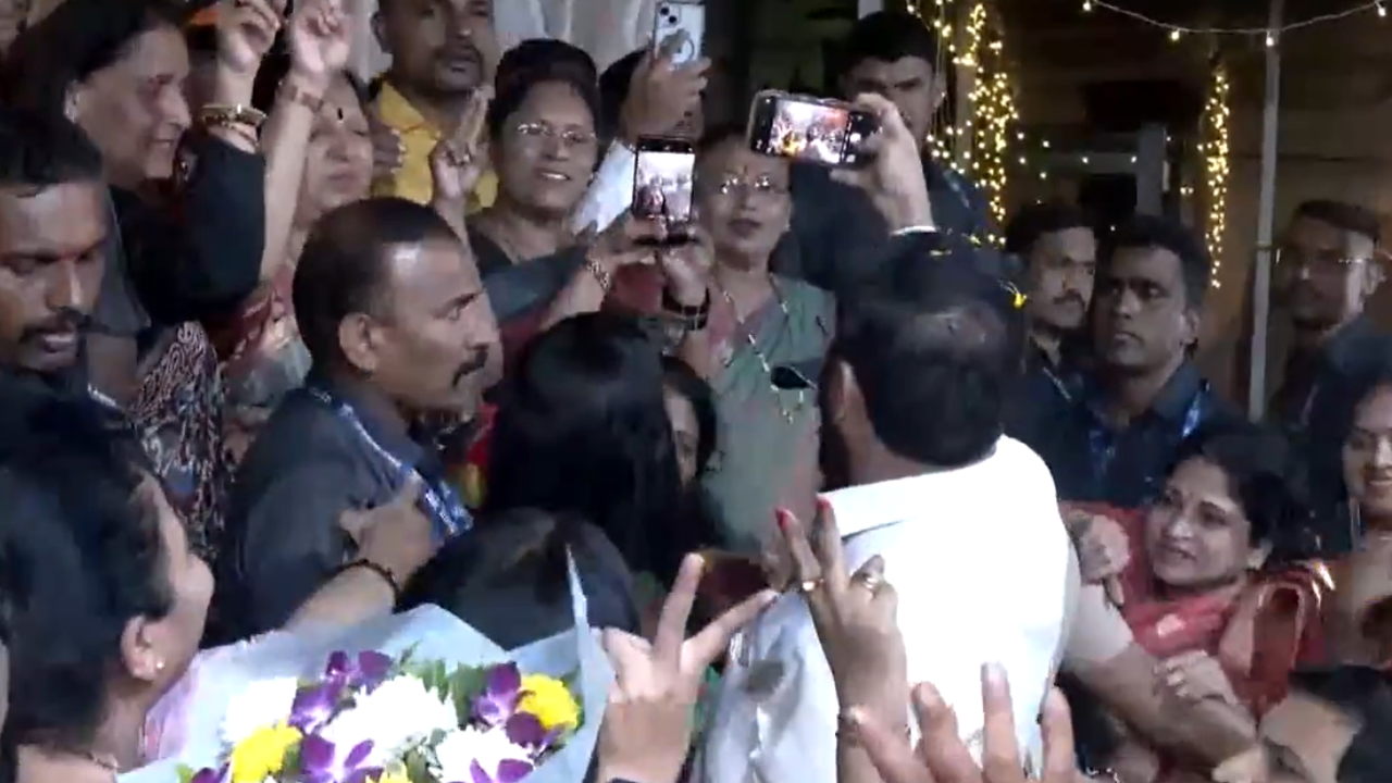 Watch: Shinde’s selfie moment as ‘Ladki Bahins’ propel Mahayuti win