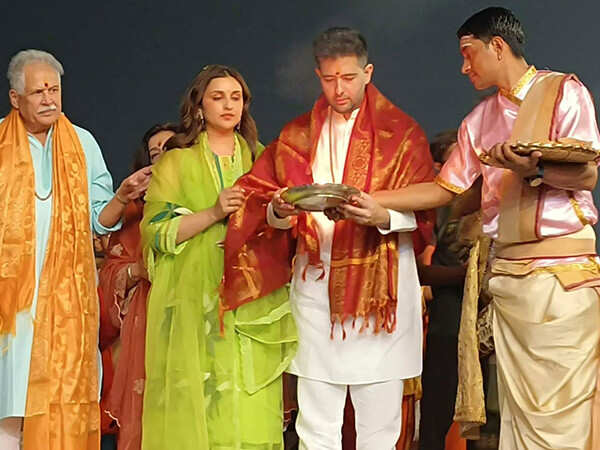 Watch: Parineeti Chopra and Raghav Chadha perform Ganga Aarti in Varanasi