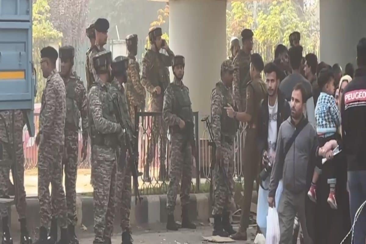 J&K: Six Wounded In Grenade Attack Near Srinagar’s Lal Chowk; Police Step Up Security J&K: Six Wounded In Grenade Attack Near Srinagar’s Lal Chowk; Police Step Up Security