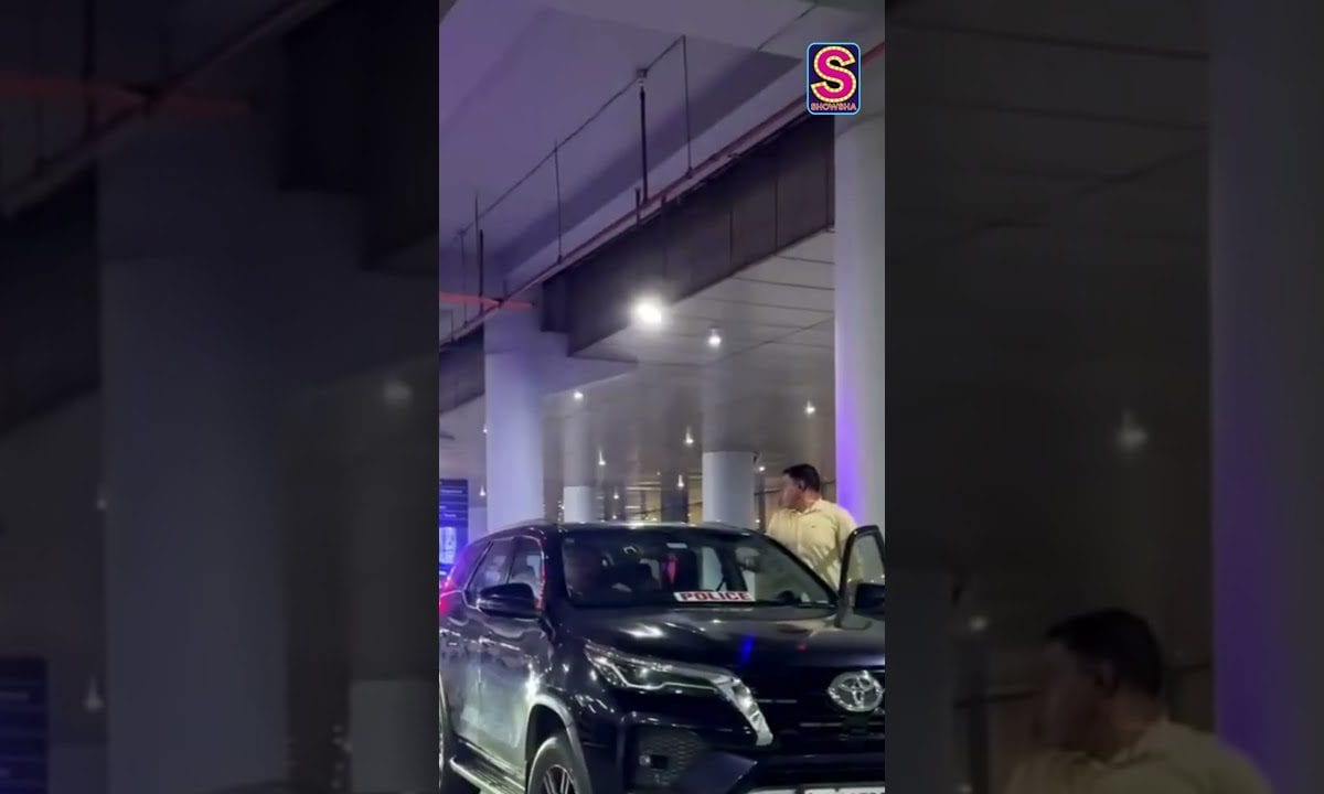 Bollywood Actor Bhai Jaan Urf Salman Khan Makes A Dashing Entry At Airport | News18 | N18S #shorts