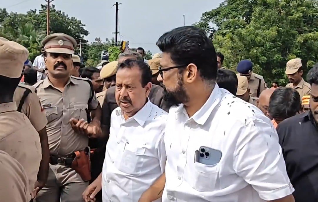 Locals Throw Mud On Tamil Nadu Minister During Visit To Cyclone-Hit Area
