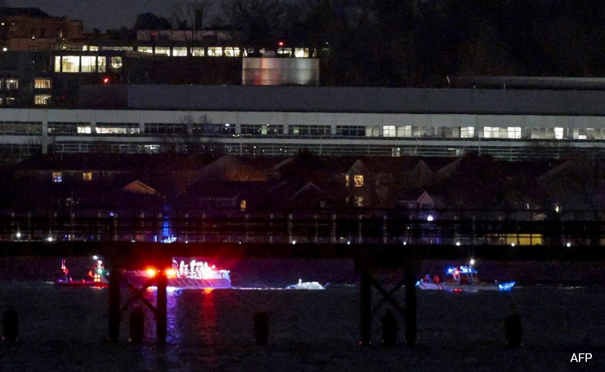 18 Bodies Pulled From River After Jet, Chopper Collide 5 km From White House