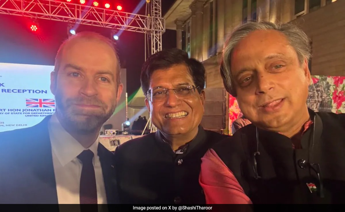 Shashi Tharoor’s Selfie With Union Minister After Sharp Message For Congress