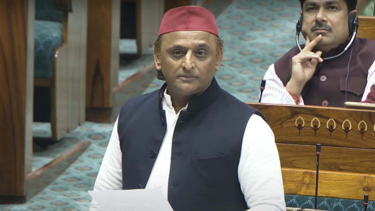 ‘Gift sone ki zanjeer’: Akhilesh’s dig at PM’s US visit amid deportation row