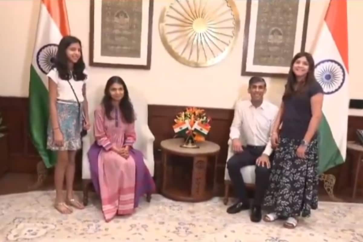 Former UK PM Rishi Sunak Visits Parliament With Family | Watch
