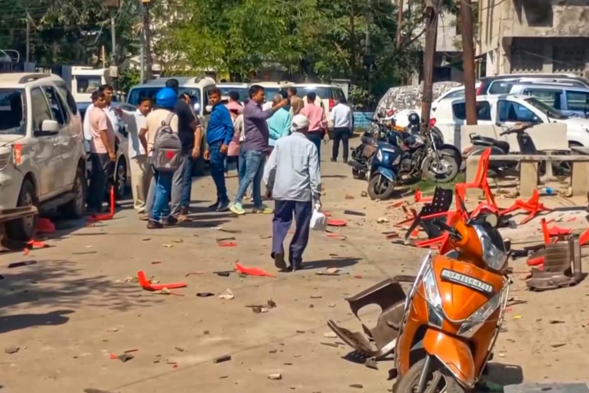 Karni Sena Storms Ramjilal Suman’s Agra House Over Remarks On Ranga Sanga | Video