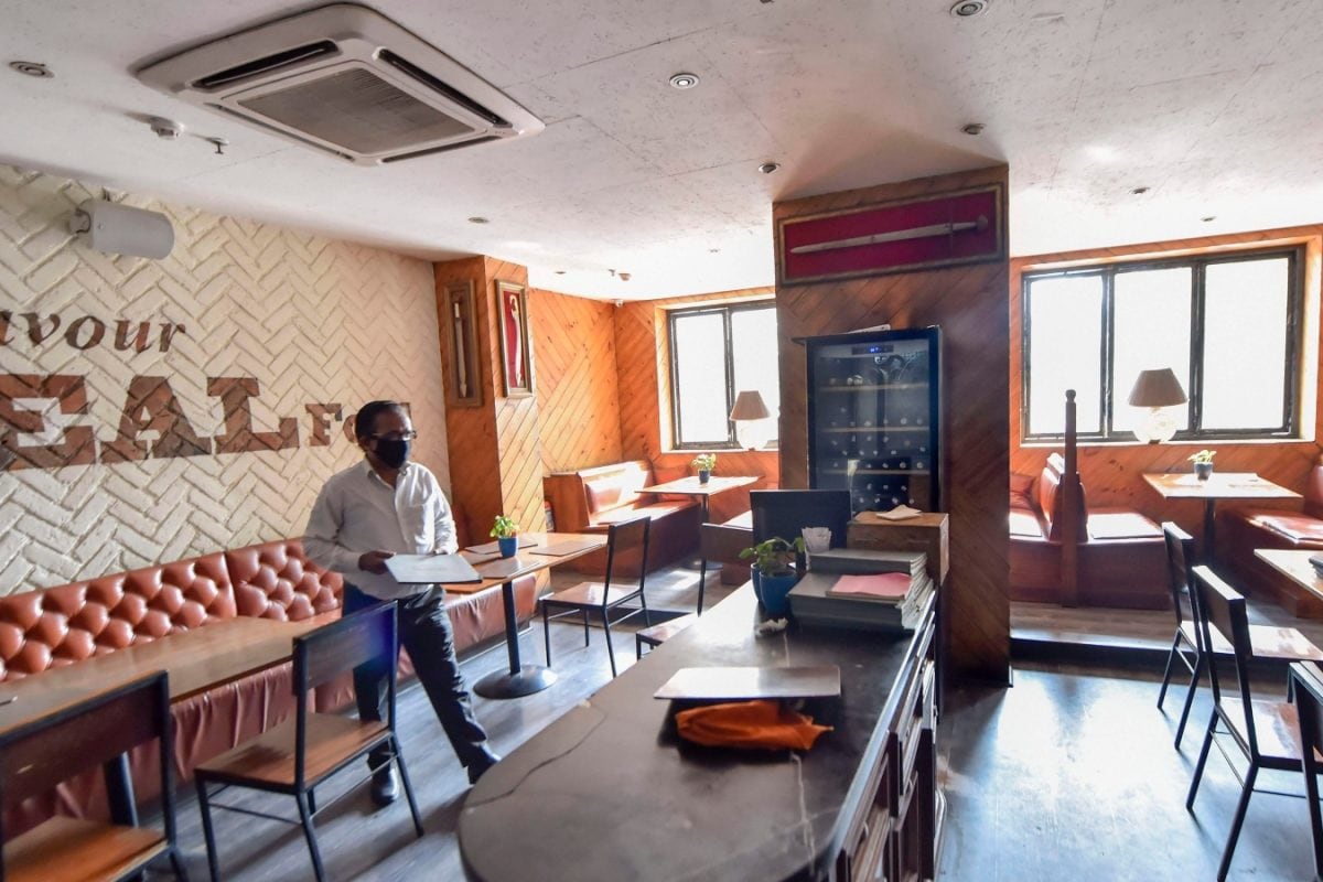 Delhi HC Raps Restaurants Over Service Tax, Says It Should Be Left To ‘Consumer’s Discretion’