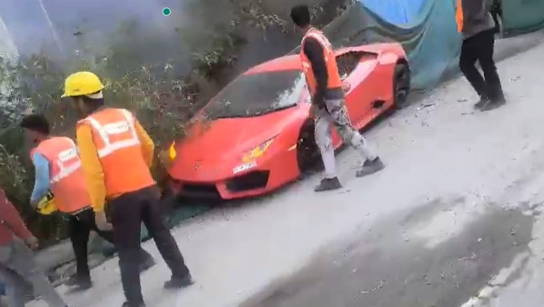 “Did Anyone Die?” Lamborghini Driver After Hitting 2 Workers On Footpath