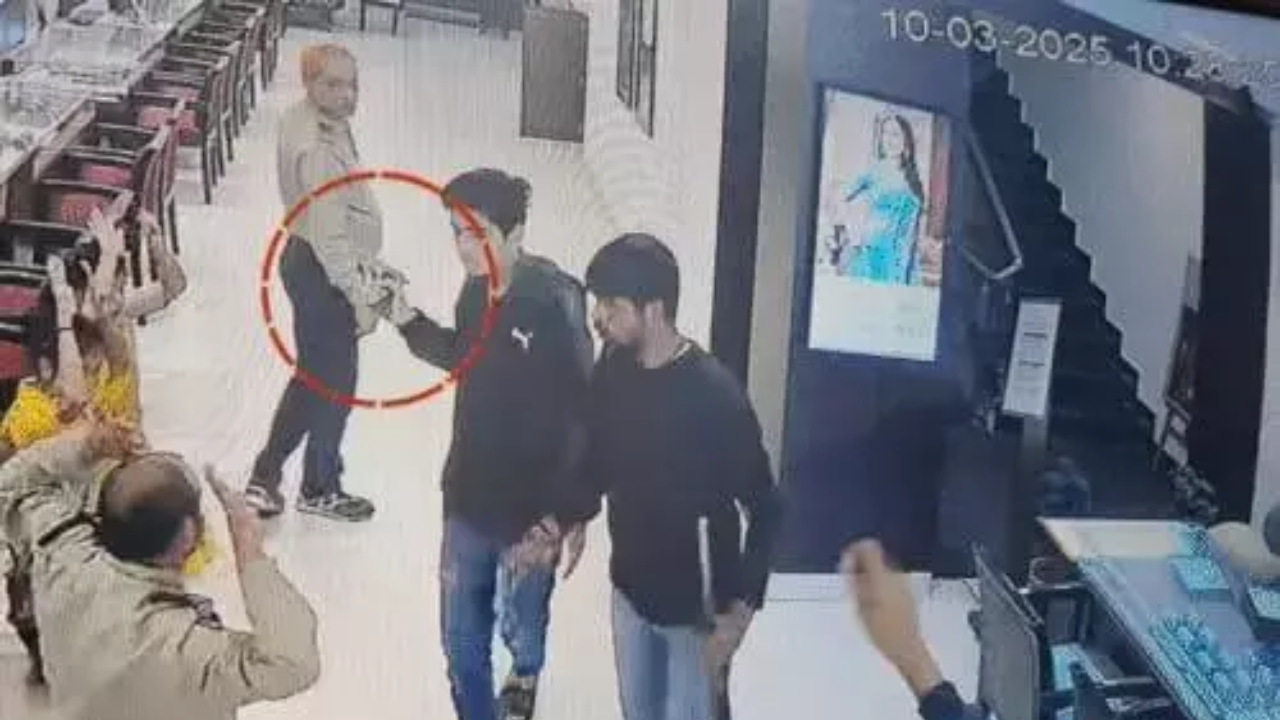 Bihar jewellery heist: Armed robbers, hostage situation, high-speed chase, and gunfight