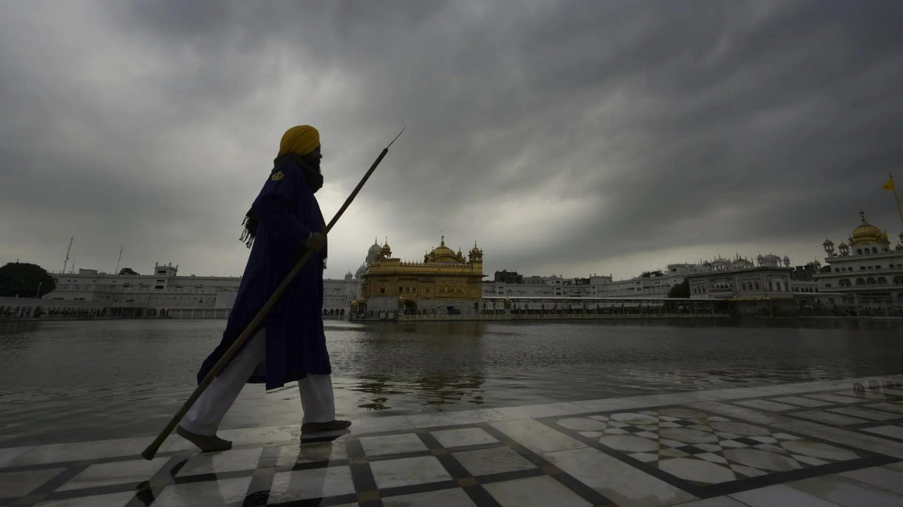 Attack at Golden Temple: Man wielding iron rod injures 5 devotees