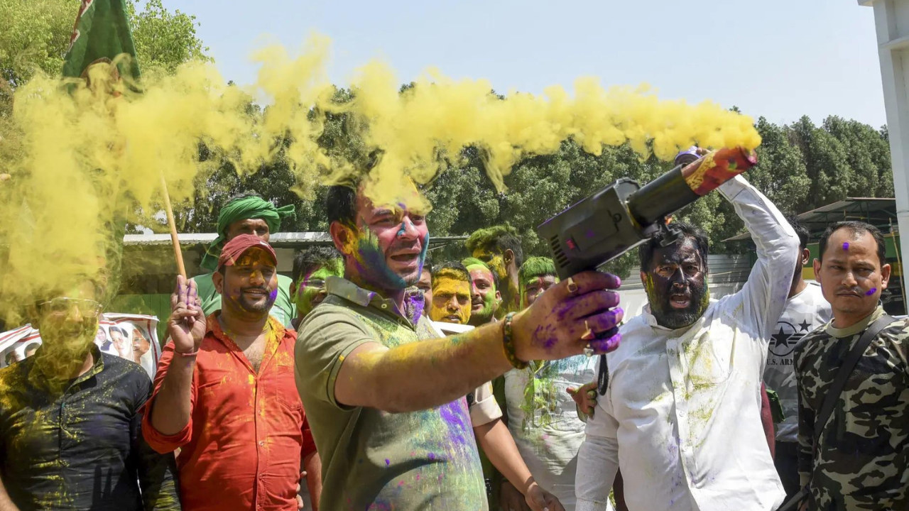 ‘Thumka lagao’ or get suspended: Tej Pratap’s order to cop on Holi sparks row