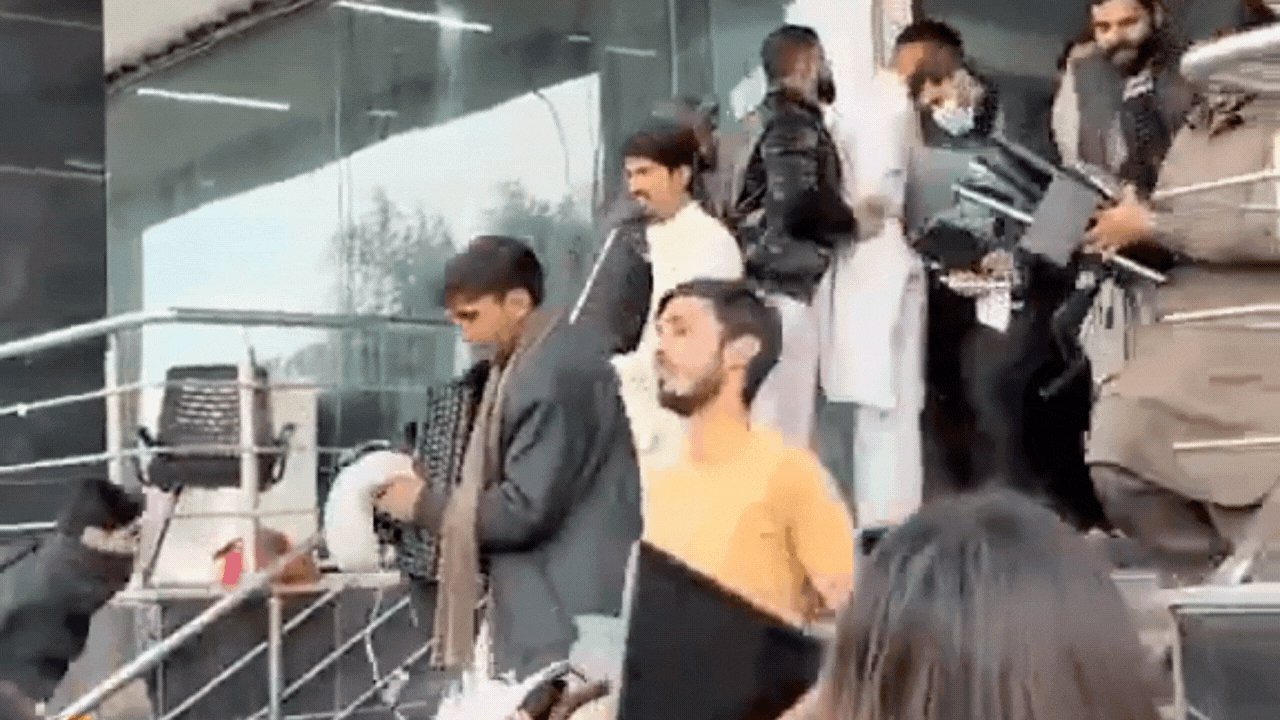 Watch: Raid on call centre in Pak takes bizarre turn as locals loot laptops