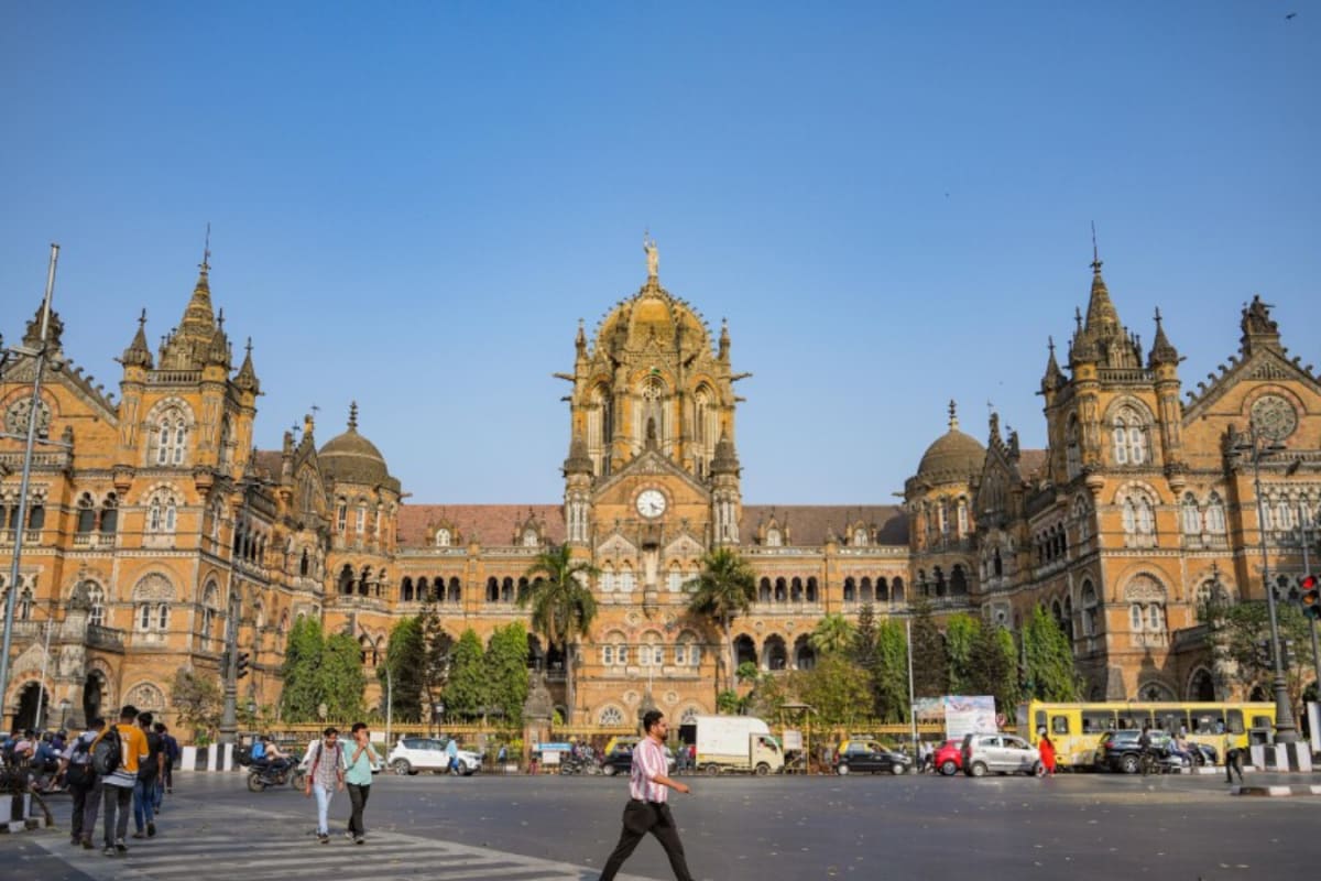 Mumbai’s Roads To Go ‘Pothole-Free’ By May 31: Eknath Shinde Sets Deadline