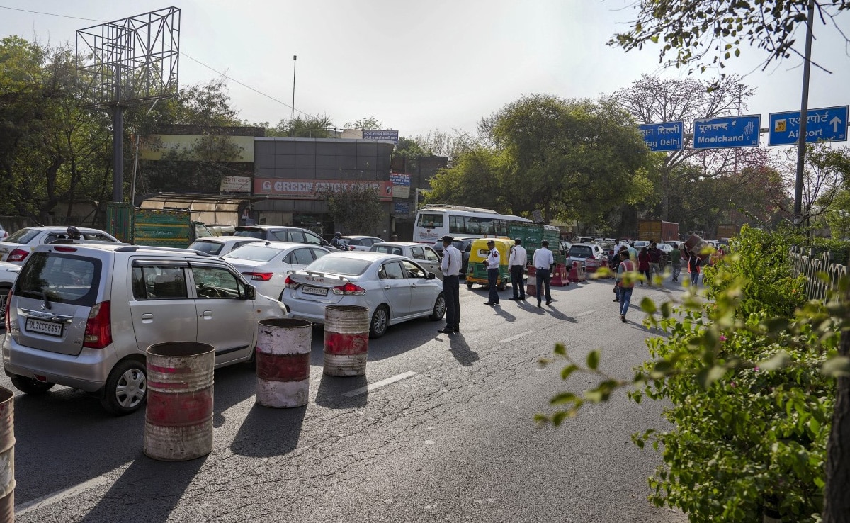 Vehicles In Delhi That Don’t Display Colour-Coded Fuel Stickers To Be Penalised