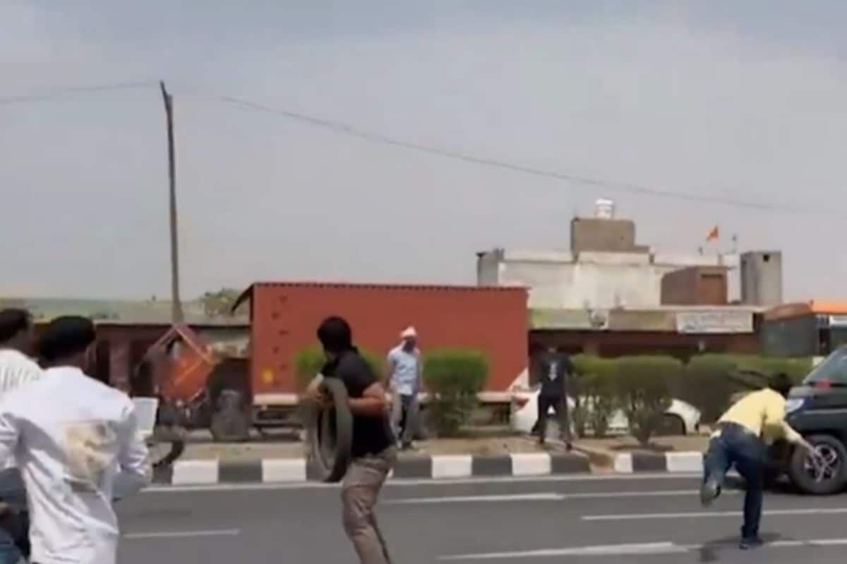 Tyres Thrown, Vehicles Collide: SP MP Ramjilal Suman’s Convoy Attacked By Karni Sena In Aligarh | Video