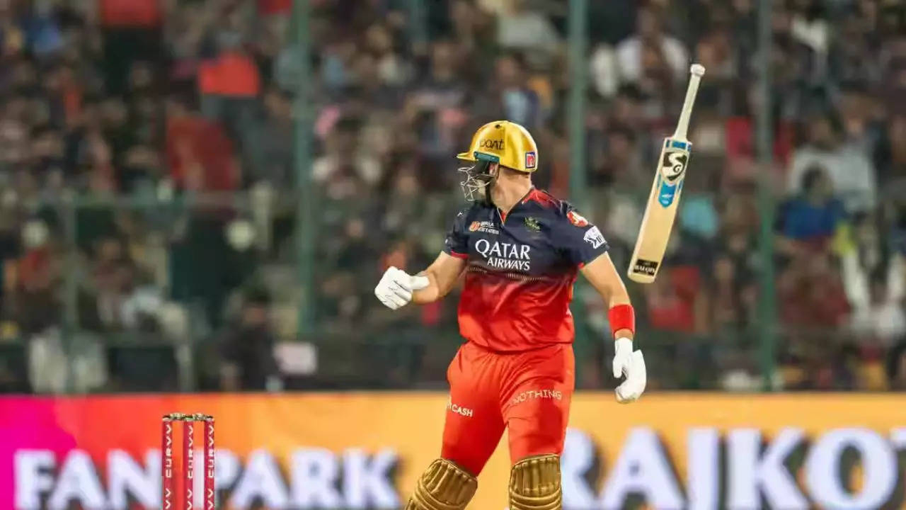 Watch: Bat in air; video goes viral during IPL clash