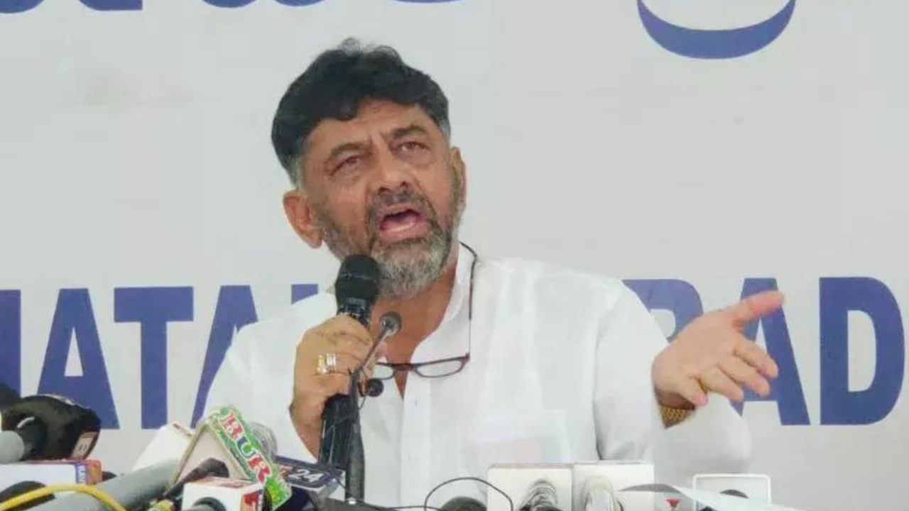Turf war intensifies after DKS refuses to quit as Karnataka Congress chief