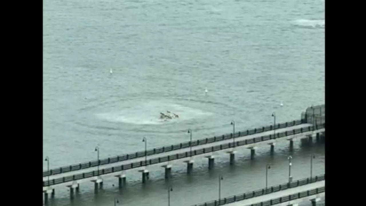 Helicopter crashes into Hudson river near Manhattan, 6 dead