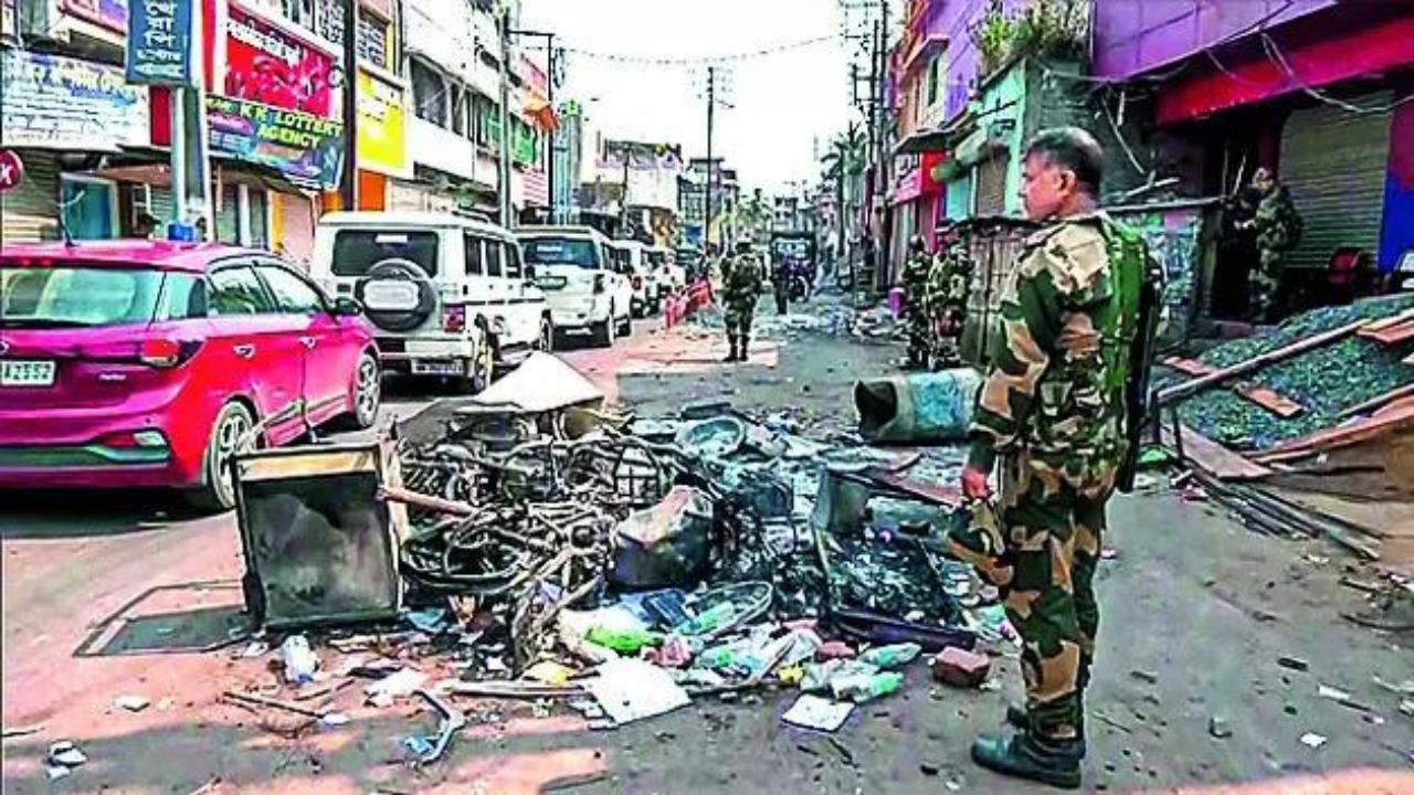 Hundreds cross Ganga to flee Murshidabad violence in Bengal