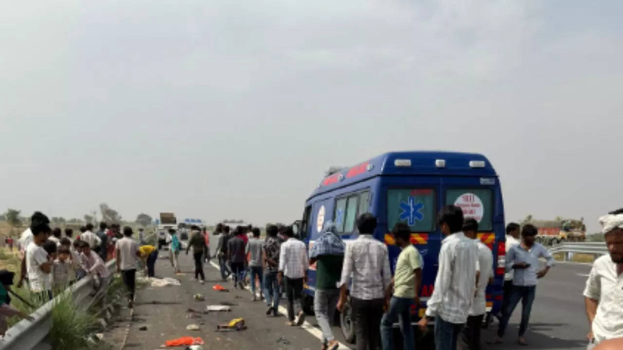7 dead, 4 critical as speeding van mows down group on Delhi-Mumbai Expressway
