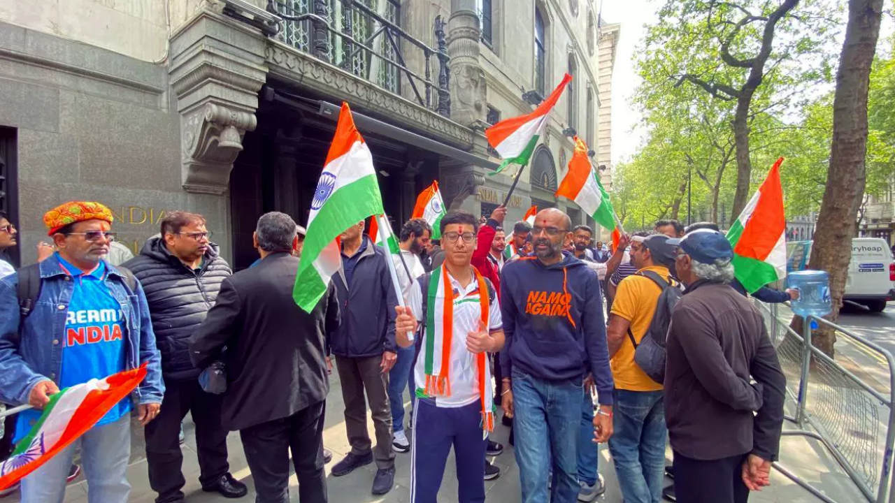 Indian-origin man smashes windows of Pak High Commission in UK, held