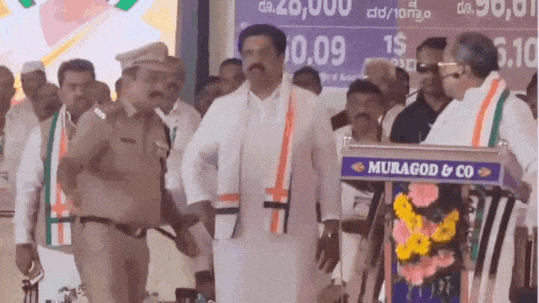Watch: Siddaramaiah makes slapping gesture at SP after losing cool