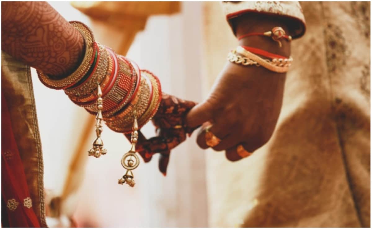 Baarat  To Lock-Up! 4 Thieves Return To Village To Marry, Cops Spoil Party