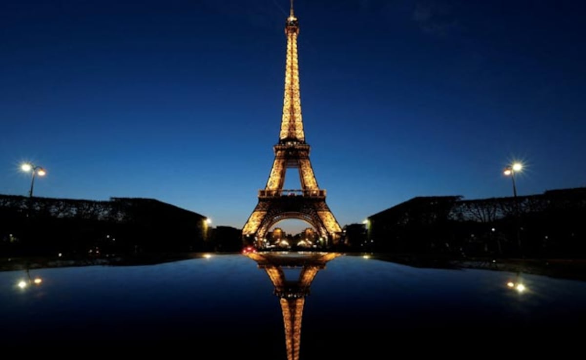 Eiffel Tower To Go Dark On Monday Night In Memory Of Pope Francis